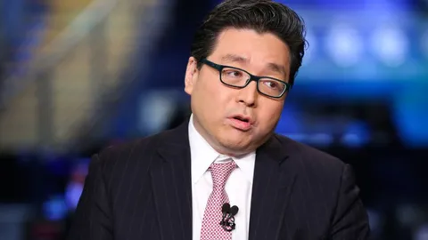 Tom Lee: la ambición de 250 mil da paso a la realidad de 100 mil