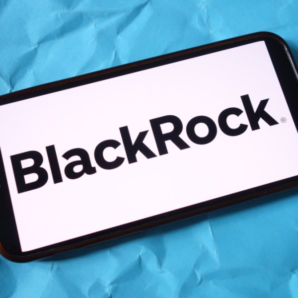 I deflussi di capitali dagli ETF cripto rendono ancora redditizio per emittenti come BlackRock?