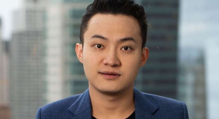 Justin Sun se comió un plátano que compró en una subasta por 6,2 millones de dólares