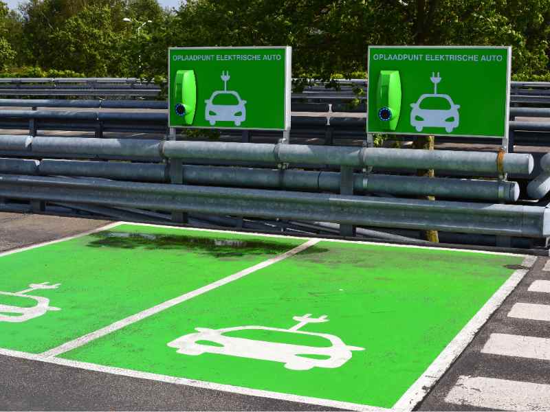 福特(F.US)电动战略急转弯:或弃守Lightning旗舰车型F-150转向“小而廉“