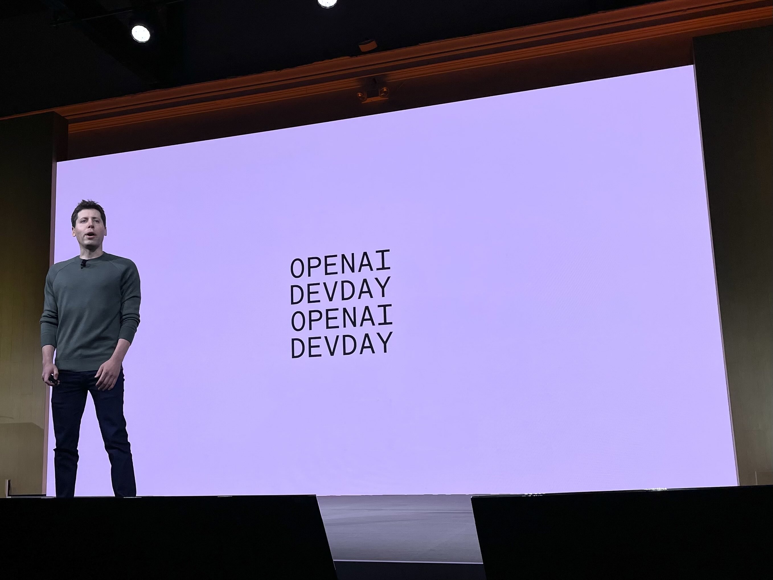 🚀 AI 双会今夜引爆！白宫请客，OpenAI发货：钱会先流到谁口袋？12 家受益清单与交易节奏拆解 image 0