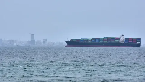 Harga Minyak Dunia Turun Usai Trump Bocorkan Perkembangan Negosiasi AS-Iran