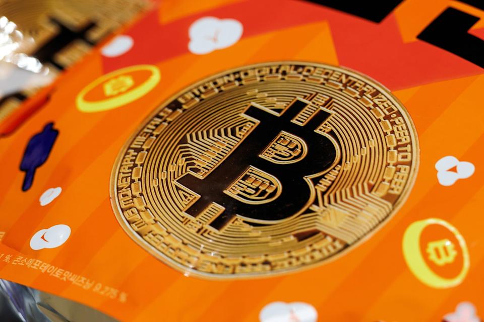 Bitcoin cai abaixo de US$ 65.000 em meio a nova incerteza sobre tarifas