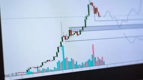 Analyst Predicts Biggest Bitcoin Bull Trap Of The Cycle, Calls Out 50% Crash To $42,000