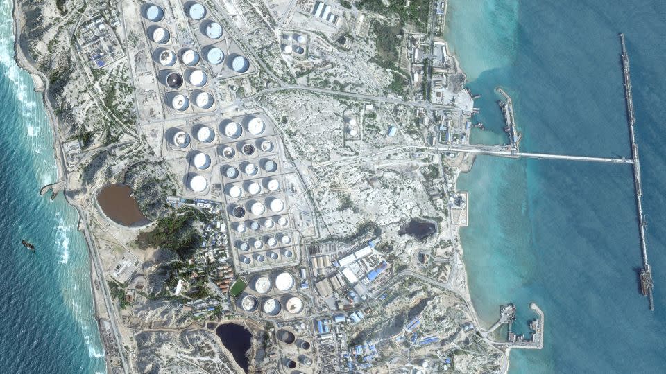 Patuloy na nagpapadala ang Iran ng milyong-milyong bariles ng langis sa pamamagitan ng Strait of Hormuz, sa kabila ng paghinto ng ibang maritime na trapiko.