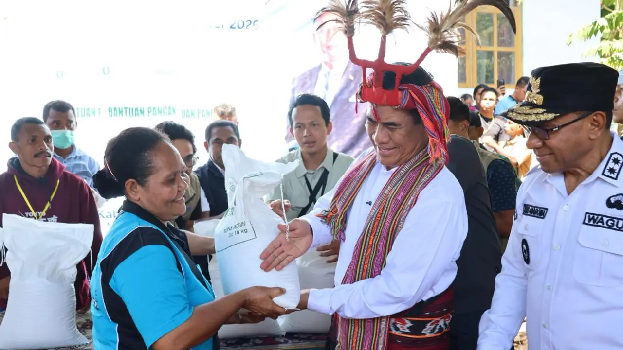 Buntut Keluhan Beras Mahal, Amran Turun Tangan Guyur Bantuan Pangan ke Alor image 0