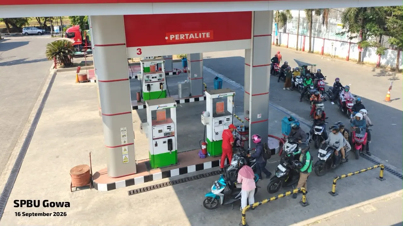 BBM Langka di Makassar Teratasi, Bahlil Ungkap Penyebab Antrean Mengular image 0
