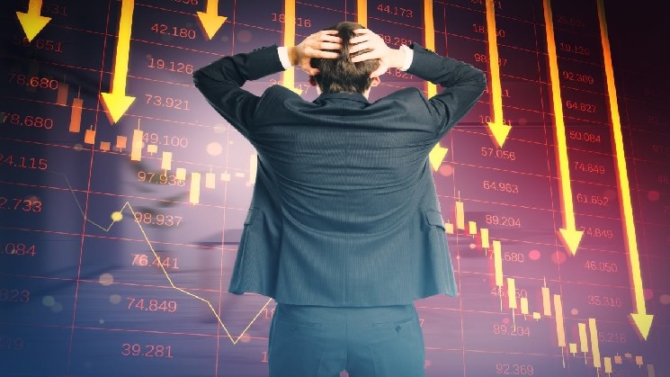 Crypto Traders Push Altcoin Market Below $900B Twice in 24 Hours as Panic Deepens image 1