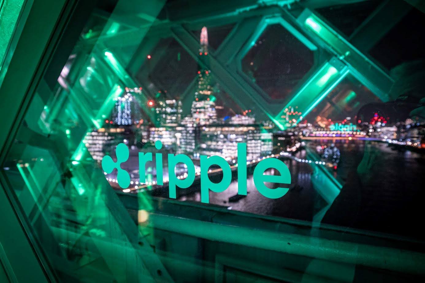 Ripple ăn mừng việc được FCA Anh phê duyệt khi Tower Bridge được nâng lên cho sự kiện cột mốc về tiền điện tử