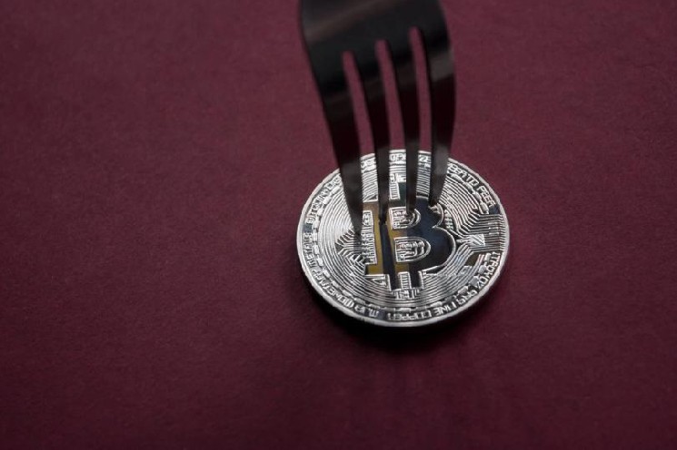 The bitcoin market is splitting in two. Here's who is buying and selling amid the war image 1