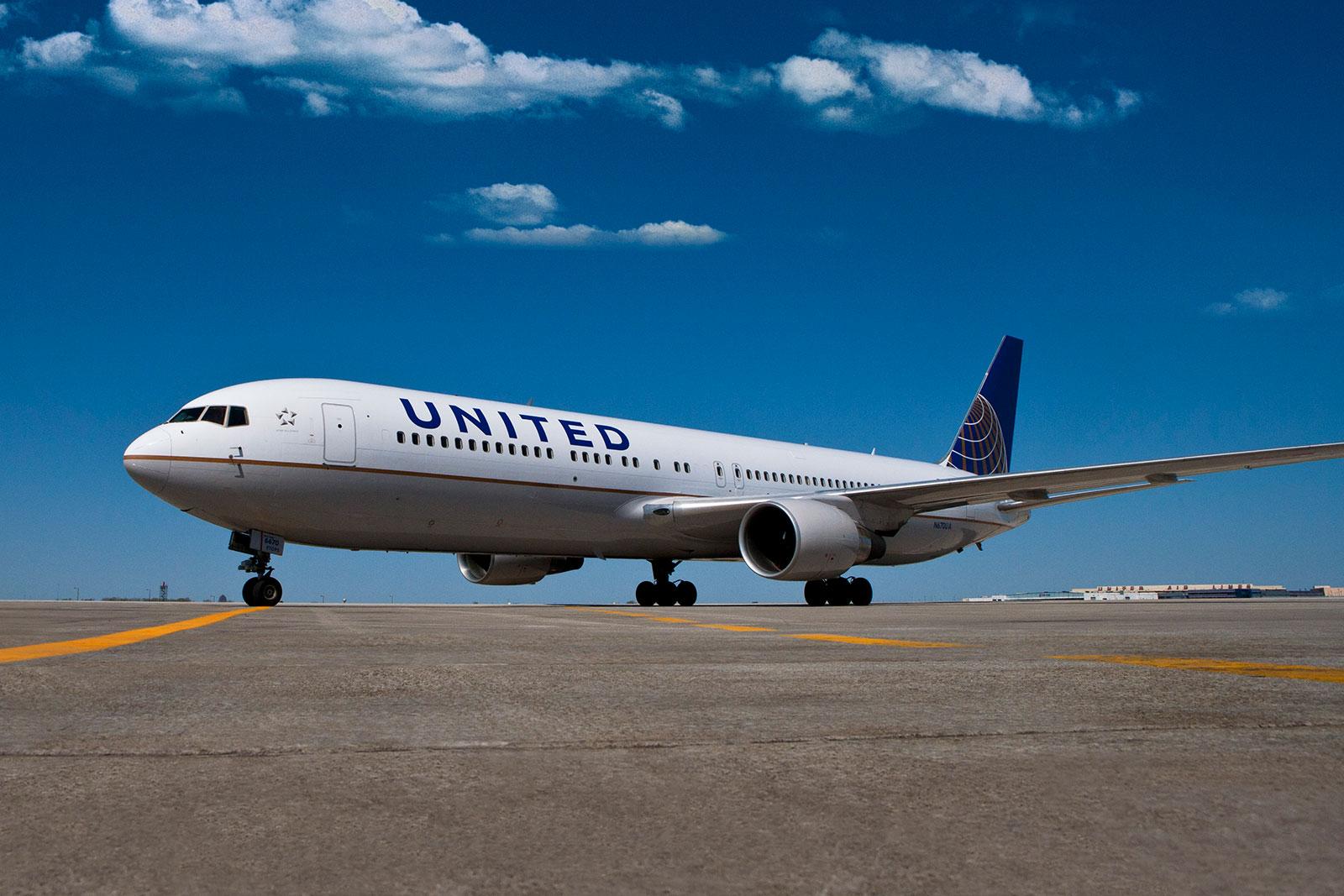 Jefferies Cuts United Airlines (UAL) Target to $148, Sees Strong Travel Demand