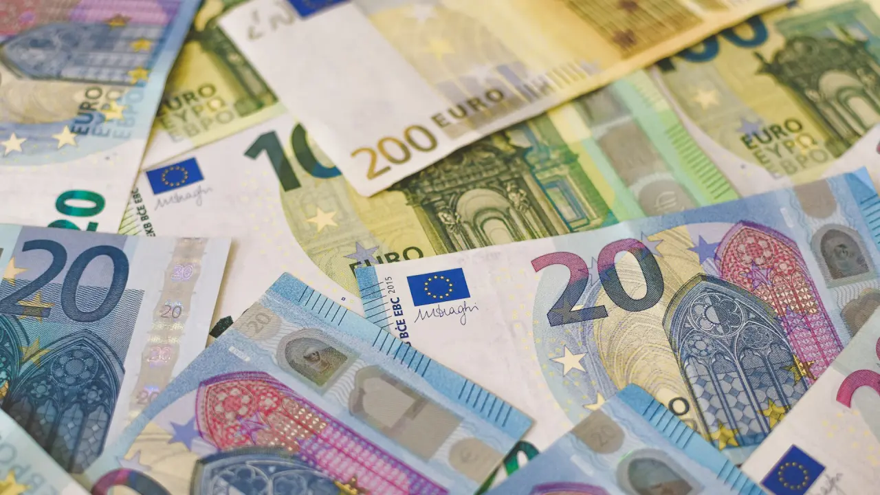 Mata Uang Euro Jatuh ke Level Terendah dalam 17 Bulan image 0