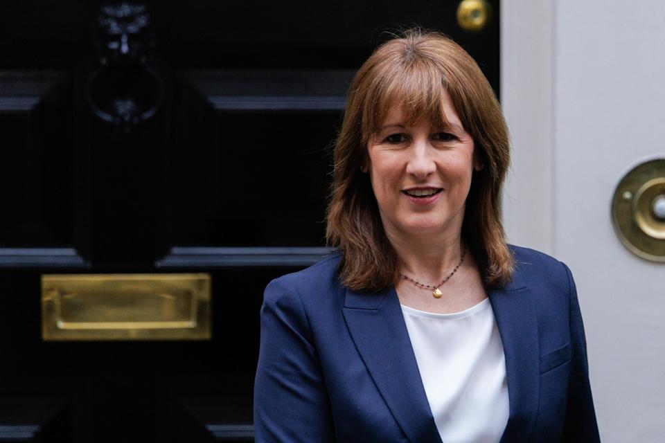 Reeves Seeks to Quell UK Tax Speculation Through Subdued Economic Briefing