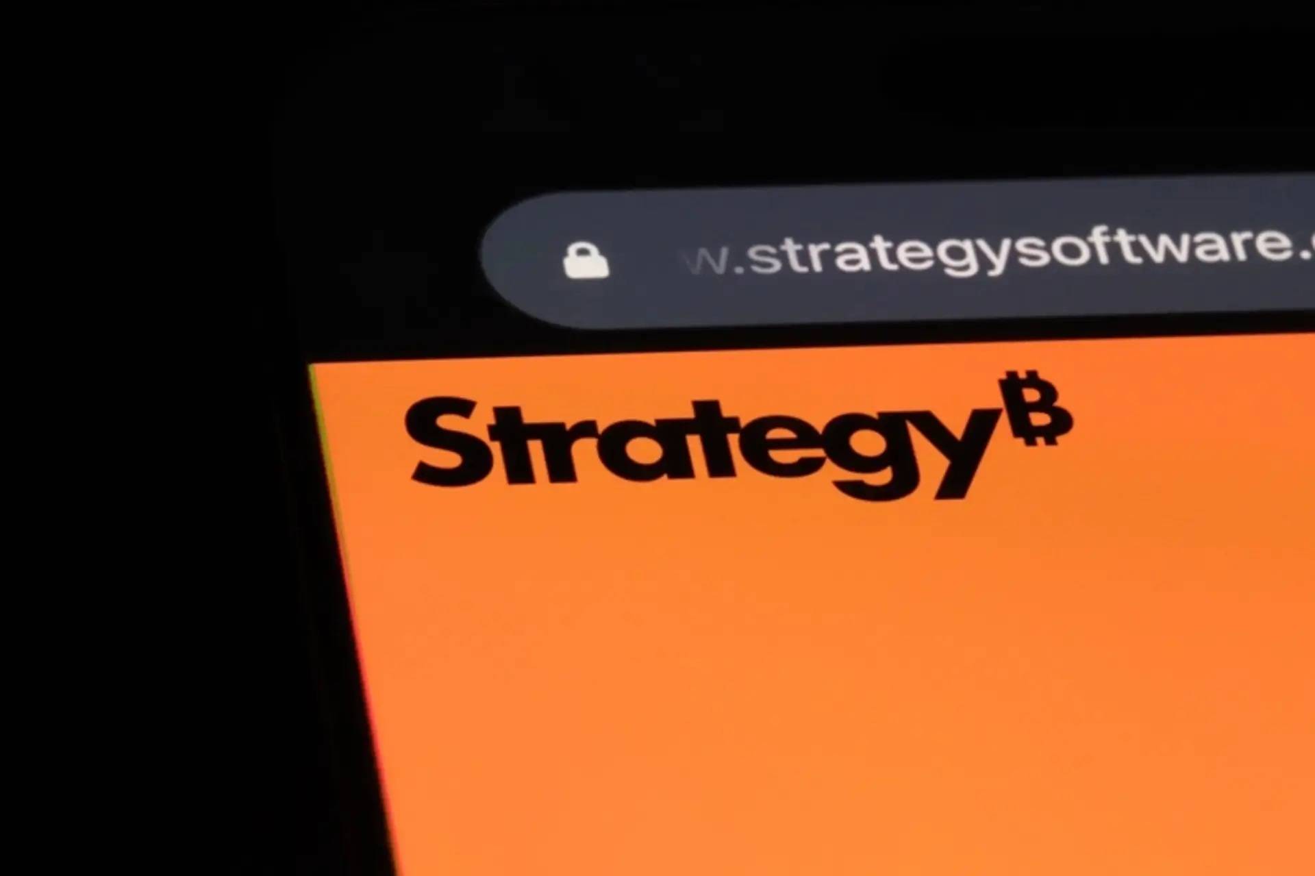 Strategy lần đầu bán Bitcoin giá trị lớn, thu về 216 triệu USD image 0