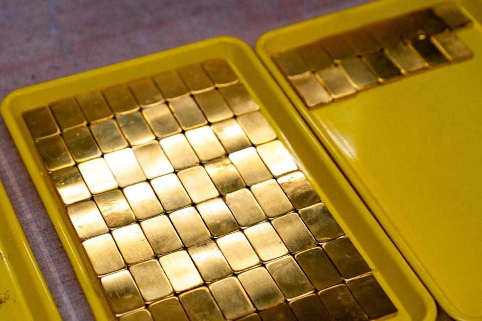 Gold Rises as Buyers Step In Despite Strong Dollar