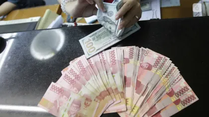 Rupiah Hari Ini Melemah, Pasar Tunggu Keputusan BI