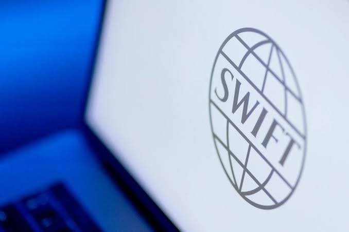 Swift’s New Blockchain Ledger Targets $315B Stablecoin Market With 17 Banking Giants