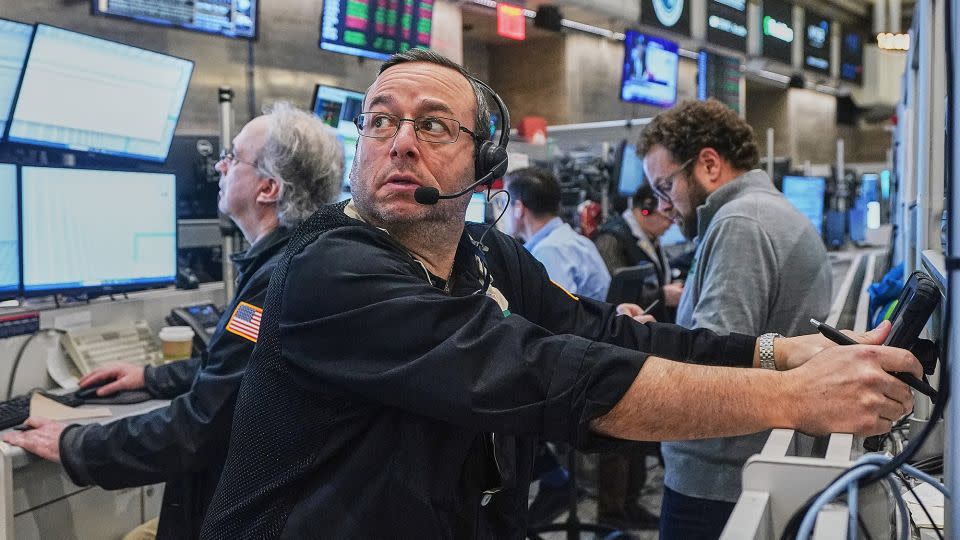 Bitcoin spada do najniższego poziomu od 2024 roku, podczas gdy akcje słabną w związku z obawami dotyczącymi AI i rosnącymi napięciami geopolitycznymi