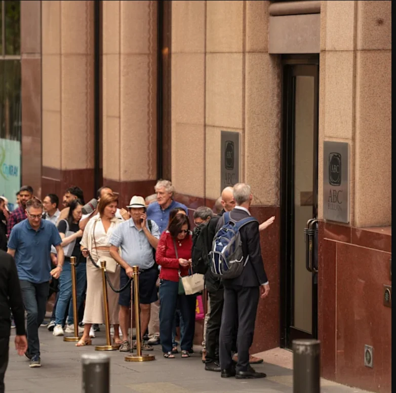 黄金暴跌 26% 没人排队买金条,央行却悄悄回来买了 image 4