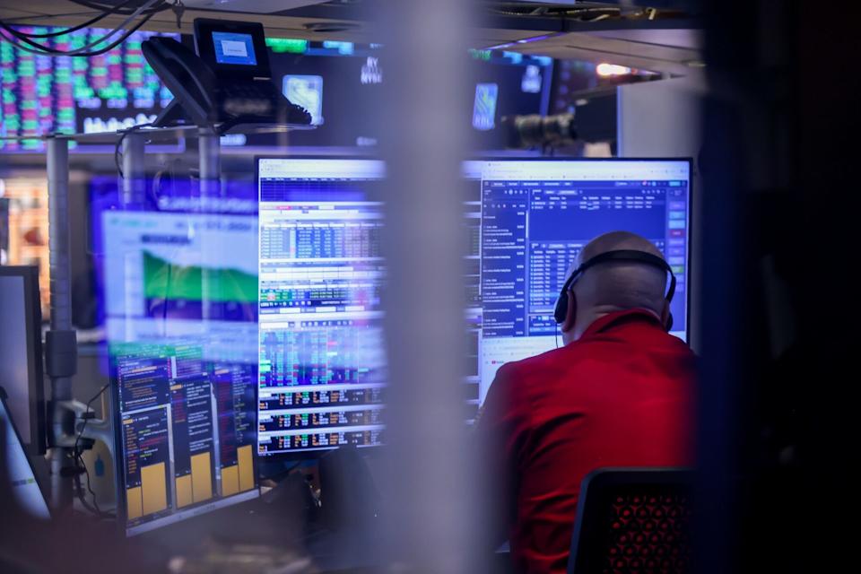 As operações impulsionadas por momentum se invertem rapidamente à medida que uma queda global do mercado se estabelece