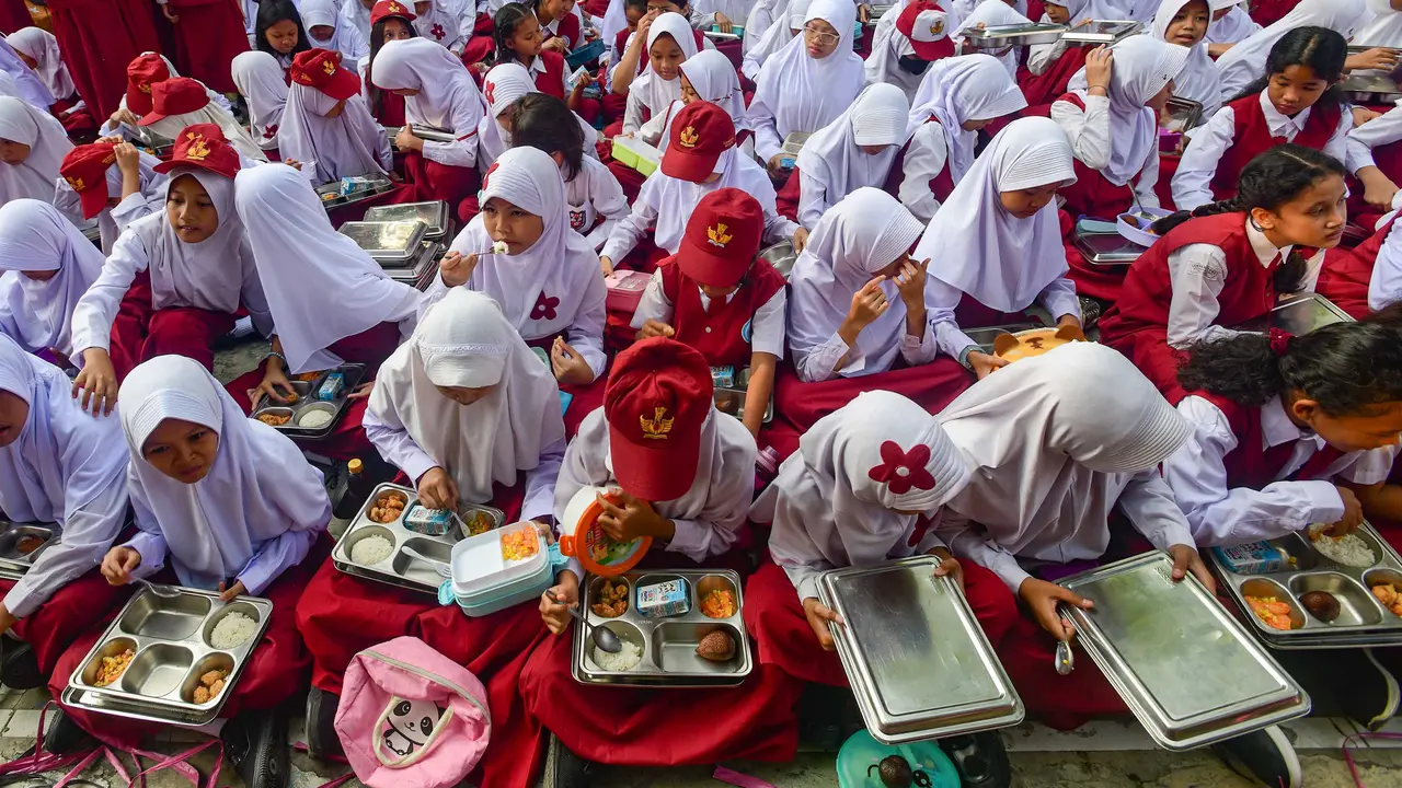 Anggaran MBG Rp 240 Triliun Masih dari Pos Pendidikan, Purbaya Beri Penjelasan image 0