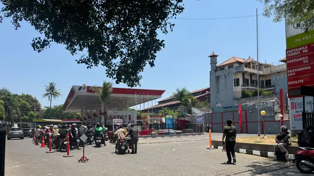 Antrean BBM di Makassar Mengular, BPH Migas Pastikan Stok Pertalite Aman image 1