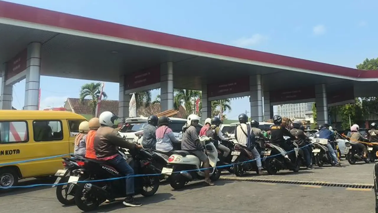 Antrean BBM Mengular di Jember, Pertamina Minta Warga Tak Panic Buying image 0