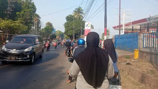 Antrean BBM Mengular di Jember, Pertamina Minta Warga Tak Panic Buying image 1