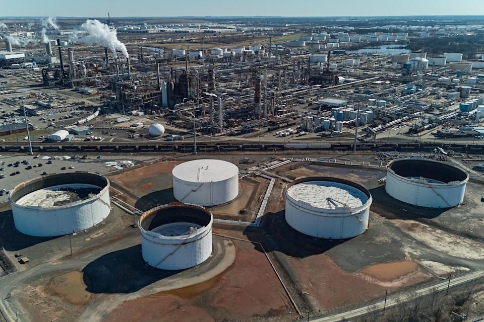 Oil Drops 12% Amid Uncertainty Surrounding Hormuz Shipping Status