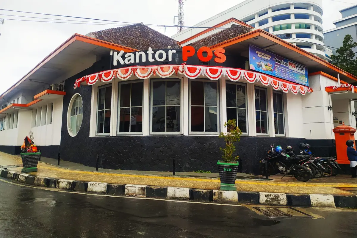 Fitch Pangkas Peringkat Utang Pos Indonesia Usai Gagal Bayar Imbalan Ijarah image 0