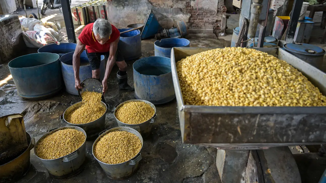 Perajin Tahu Tempe Keluhkan Beban Biaya Produksi Naik image 1